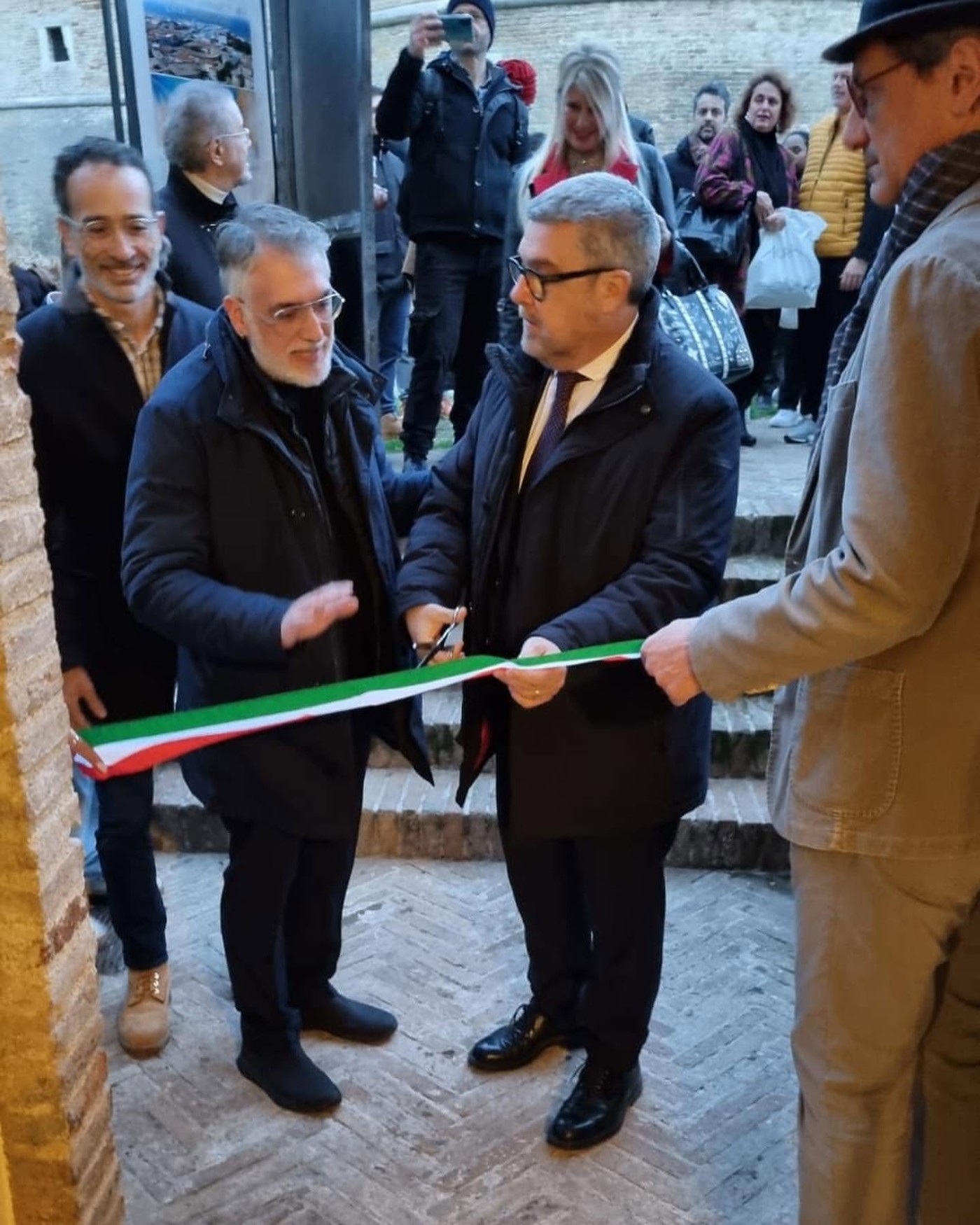 Il taglio del nastro, inaugurazione del primo periodo della Biennale di Senigallia
