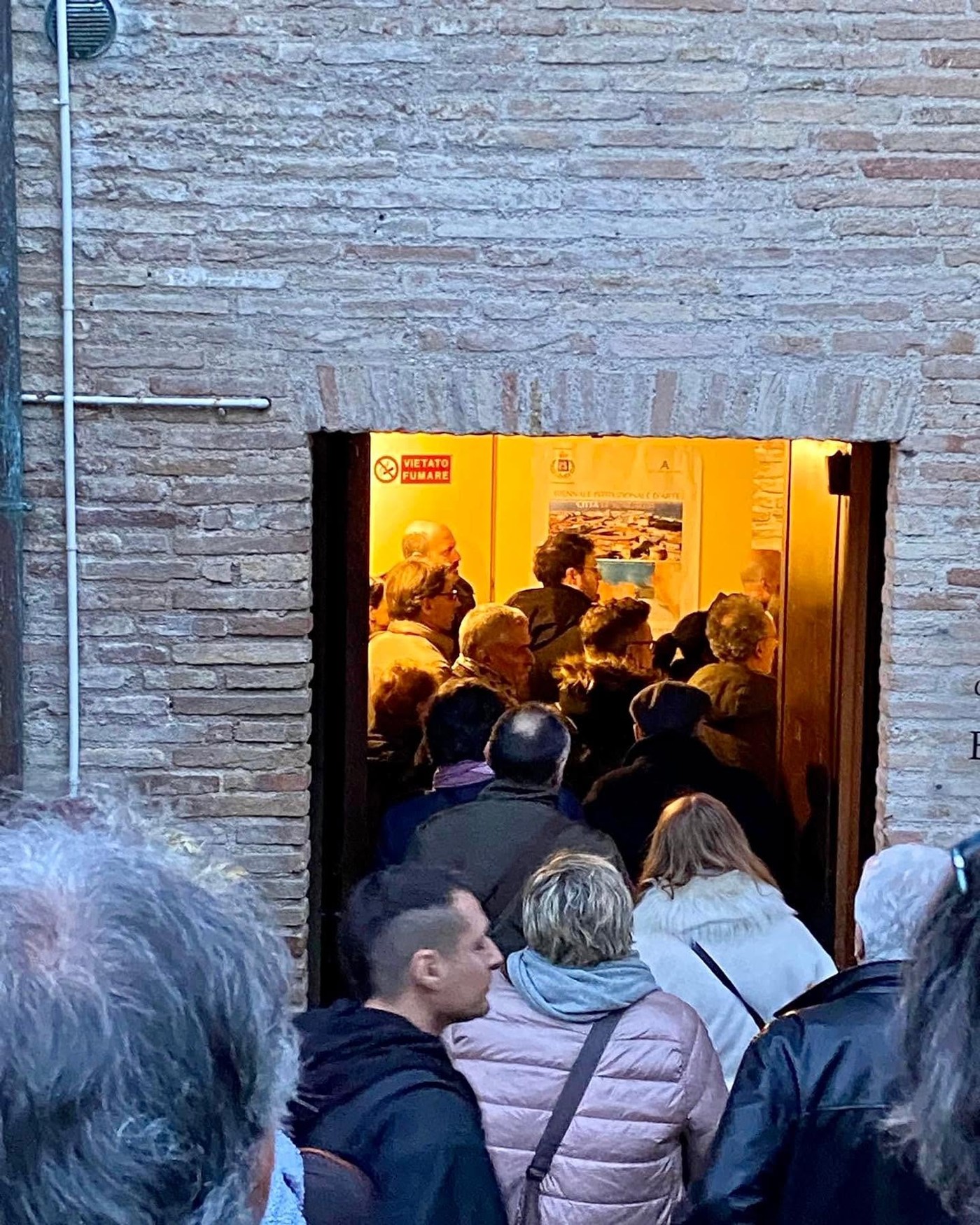 Il pubblico all’ingresso della mostra, inaugurazione del primo periodo della Biennale di Senigallia